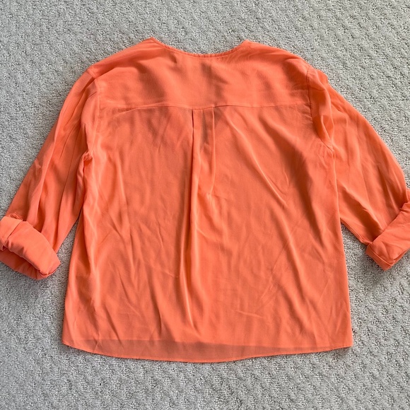 Alice + Olivia Coral/Orange Silk V-Neck Blouse Size Medium Designer Lightweight - Picture 5 of 10